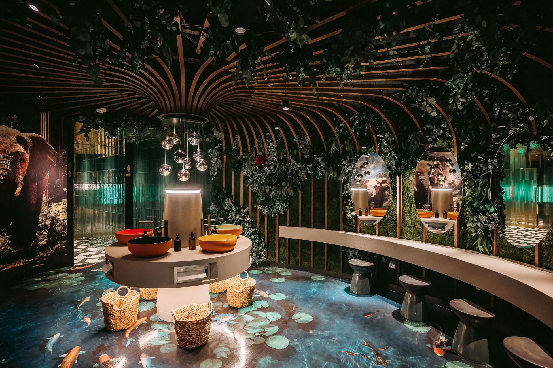 Hanging Garden Restaurant Luxus — Deckenbegrünung von MOOSMOOS